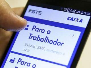 Usuário consultando extrato do FGTS pelo aplicativo do celular. (Foto: Marcelo Camargo/Agência Brasil)