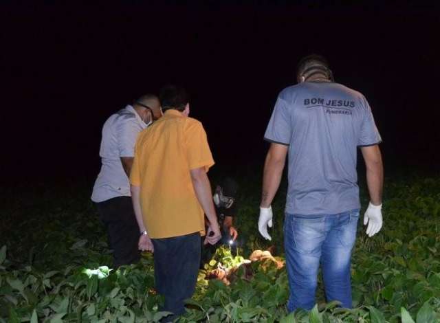 Mulher morta por asfixia e a facadas &eacute; encontrada no meio de lavoura