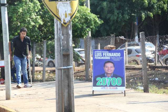 Cavaletes de propaganda em cal&ccedil;ada atrapalham tr&aacute;fego de pedestres