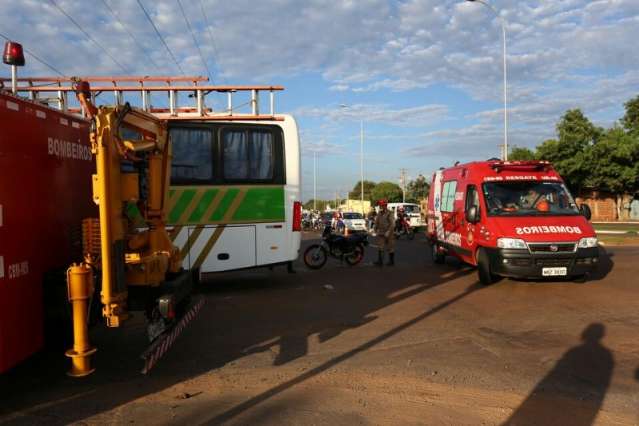 Acidente entre moto e &ocirc;nibus congestiona tr&acirc;nsito na L&uacute;dio Martins