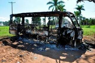 Ônibus escolar ficou completamente destruído (Foto: Márcio Rogério)
