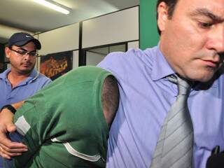 Acompanhado por advogado, Christiano prestou depoimento nessa segunda-feira e saiu com o rosto escondido pela camiseta. (Foto: João Garrigó)