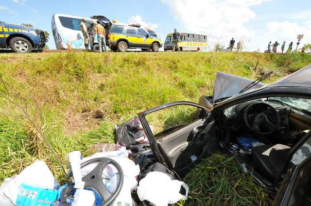  Mulher morre ap&oacute;s acidente com micro&ocirc;nibus escolar na BR-463