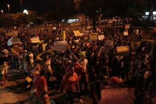 Manifestantes percorrendo as ruas de Campo Grande nesta noite de sábado (Foto: Cleber Gillio)