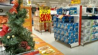 Alguns supermercados cortaram decoração e outros usam enfeites discretos (Foto: Caroline Maldonado)