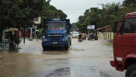  Rio transborda em Coxim e deixa avenida e praça alagadas