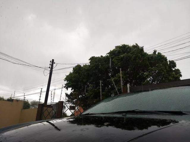 Depois de 22 dias de seca, chuva vem acompanhada de vento forte