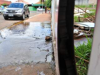 Água cobre calçada do centro médico no bairro São Francisco (Foto: João Garrigó)