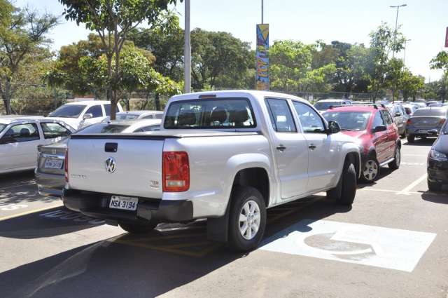 Motorista ignora aviso e estaciona ve&iacute;culo em vaga para deficiente f&iacute;sico