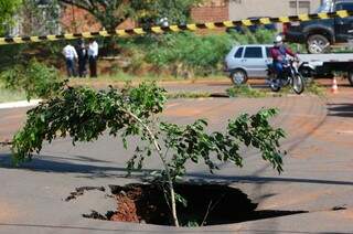 Crateras se abriram em asfalto da Rua Ouro Verde (Foto: Marcos Ermínio)