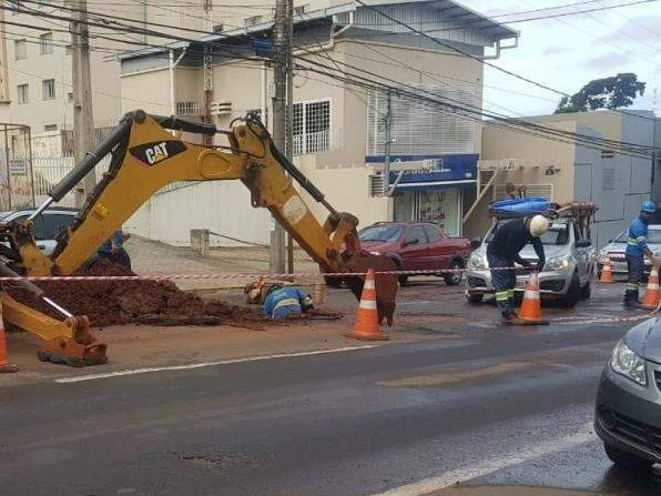 Encanamento rompe e conserto tumultua tr&acirc;nsito no Centro