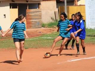 Mesmo com campo de terra, as meninas não abrem mão do futebol de domingo (Foto: Marina Pacheco)
