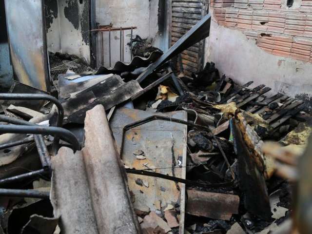 Bombeiros salvam c&atilde;es de chamas, mas quitinete &eacute; destru&iacute;da em inc&ecirc;ndio