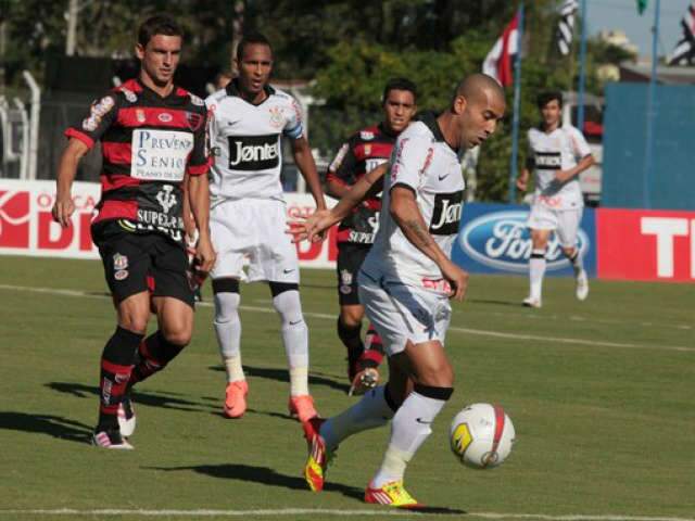  Li&eacute;dson desencanta e Corinthians vence Oeste de It&aacute;polis