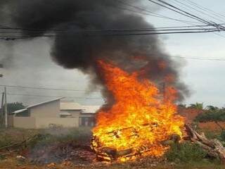 Labaredas altas, quase atingindo a fiação, durante incêndio em terreno no Jardim São Conrado neste ano (Foto: Direto das Ruas/Arquivo)