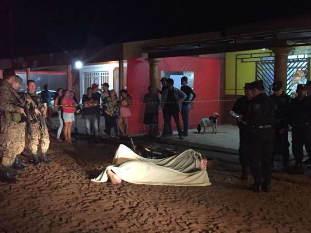 Motociclista &eacute; executado a tiros em frente de escola na fronteira 