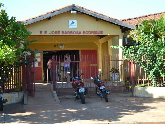  Professor &eacute; esfaqueado por estudante em escola de Campo Grande