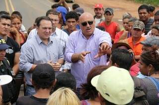 Pimentel e Scaff foram até a rodovia negociar com moradores. (Foto: Marcos Ermínio)
