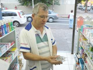 Gerente da farmácia Rui Barbosa afirma que procura por álcool em gel aumentou desde a semana passada. (Foto: Rodrigo Pazinato)