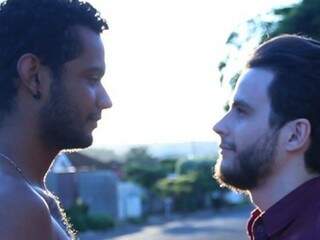 Personagens centrais da trama, Michael e Elias vivem relacionamento conturbado em longa metragem sul-mato-grossense (Foto: Divulgação)