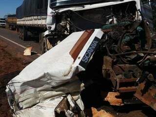 Dianteira de veículo com placa de Ponta Porã foi totalmente destruída com o impacto. (Foto: Nova News)