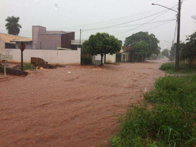 Chuva alaga ruas em Navira&iacute; e deixa fam&iacute;lias desabrigadas em Miranda