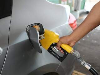 Frentista abastece carro na Capital. Gasolina pode ser encontrada a R$ 4,08 (Foto: Paulo Francis)