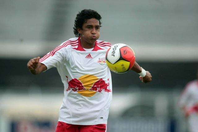 &Aacute;guia Negra anuncia refor&ccedil;o no meio-campo e dispensa de tr&ecirc;s jogadores
