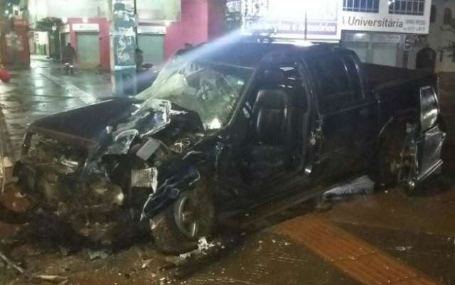 C&acirc;meras flagram explos&atilde;o ap&oacute;s caminhonete bater em postes 