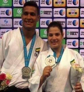 Camila Gebara e Leonardo Gonçalves levaram a prata no Mundial. (Foto: Reprodução Facebook)