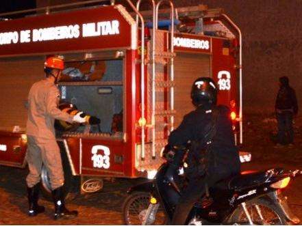 Motociclista morre, passageira fica ferida e motorista foge sem prestar socorro