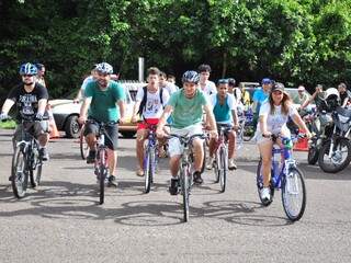 Romero e amigos, de bicicleta. (Foto: João Garrigó)