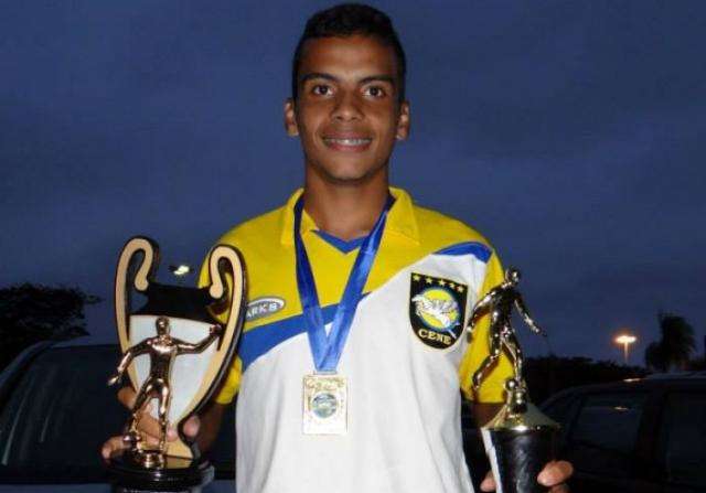 &quot;Parado&quot;, Cene v&ecirc; artilheiro com um p&eacute; fora do clube, rumo a MG