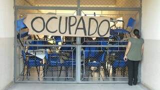 Estudantes fecharam unidade com cadeados e cadeiras. (Foto: Perfil News)