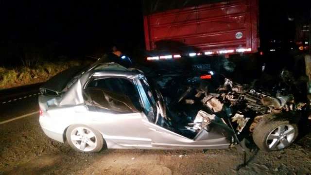 Homem bate Civic na traseira de carreta parada em rodovia e morre esmagado