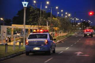 Viatura da PM faz ronda na Orla; de acordo com moradores, policiamento na região deveria ser permanente. (Foto: João Garrigó)
