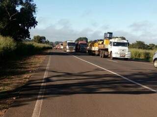 Caminh&atilde;o tomba e provoca congestionamento na BR-163