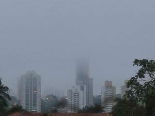 Em Campo Grande o dia amanheceu com cerração e a previsão de é queda na temperatura. (Foto: Henrique Kawaminami)