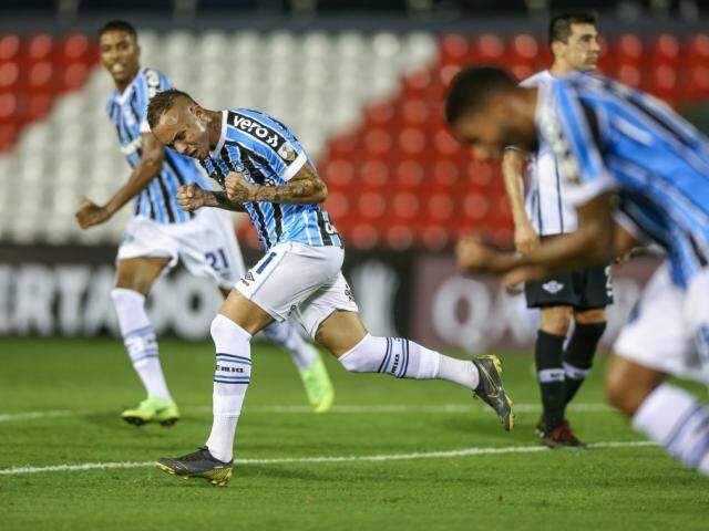 Com gols de Everton, Gr&ecirc;mio conquista vit&oacute;ria de 2 a 0 sobre o Libertad