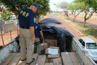 Cigarros eram transportados na carroceria do Iveco. (Foto: Divulgação)