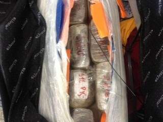 Droga estava em fundo falso na mala do passageiro (Foto: Divulgação/PF)