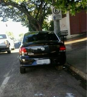 Leitor avisou a Agetran e veículo já foi multado nesta manhã no Centro. (Foto: Direto das Ruas)