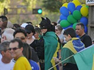 Batman anti-corrupção era um dos 600 manifestantes presentes na Afonso Pena neste domingo. (Foto: Alcides Neto)