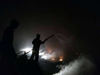 Lixão volta a pegar fogo e saúde dos moradores mobiliza autoridades