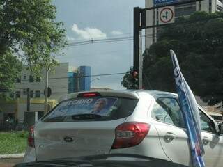 Carro com bandeira parado no semáforo. (Foto: Kísie Ainoã).