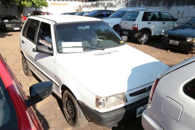 Disputa de som em ch&aacute;cara acaba com grupo preso e 8 carros apreendidos 