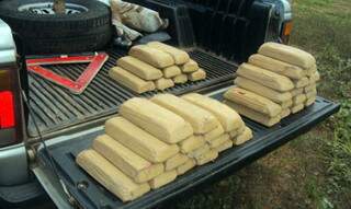 Tabletes de cocaína estavam na carroceria e nas portas da Ford Ranger. (Foto: Ney Santana/ Coxim Agora)