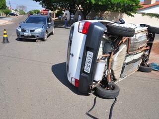 O acidente aconteceu no cruzamento da rua Anita Garibaldi com a Adriano Metelo. O Fiat Uno capotou após ser atingindo por um Sandero. (Foto: João Garrigó)