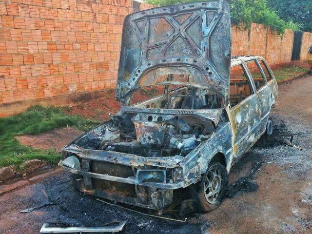 Carro estacionado pega fogo e morador suspeita de inc&ecirc;ndio criminoso 