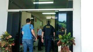 Policiais estiveram na prefeitura do municípios nesta manhã onde recolheram documentos. (Foto: TL Notícias)
